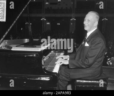 Célébration du dixième anniversaire de la Société néerlandaise des maires au Kurhaus de Scheveningen Description: Le maire d'Utrecht C.J.A. de Ranitz lors d'un récital de piano Date: 14 octobre 1965 lieu: Scheveningen, Zuid-Holland mots clés: Maires, anniversaires, pianos, récitals Nom personnel: Ranitz, constante Adriaan de Institutionname: Kurhaus Banque D'Images