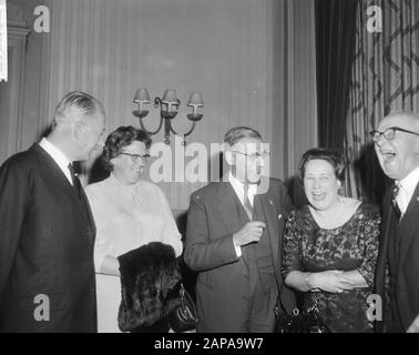 Célébration du dixième anniversaire de la Société néerlandaise des maires au Kurhaus de Scheveningen Description: Le maire d'Amsterdam Van Hall (au milieu) et le maire Kolfschoten de la Haye (à droite) en compagnie de deux femmes de maires Date: 14 octobre 1965 lieu: Scheveningen, Zuid-Holland mots clés: Maires, anniversaires, femmes nom De La Personne: Hall, Gijsbert van, Kolfschoten, Hans Institutioningsnaam: Kurhaus Banque D'Images