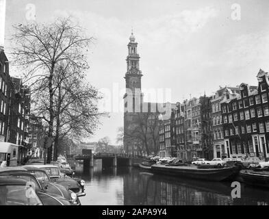 Palais sur le Dam et le Westerkerk à Amsterdam Description: De Westerkerk Date: 9 novembre 1965 lieu: Amsterdam, Noord-Holland mots clés: Architecture, bâtiments d'église, sculptures de ville, tours Nom de l'institution: Westerkerk Banque D'Images