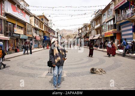 Jammu CACHEMIRE, INDE - 19 MARS : Les Voyageurs les femmes thaïlandaises voyagent visite et pose portrait pour prendre photo dans la rue dans Leh bazar principal à Leh Ladakh vill Banque D'Images