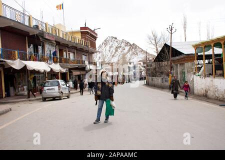 Jammu CACHEMIRE, INDE - 19 MARS : Les Voyageurs les femmes thaïlandaises voyagent visite et pose portrait pour prendre photo dans la rue dans Leh bazar principal à Leh Ladakh vill Banque D'Images