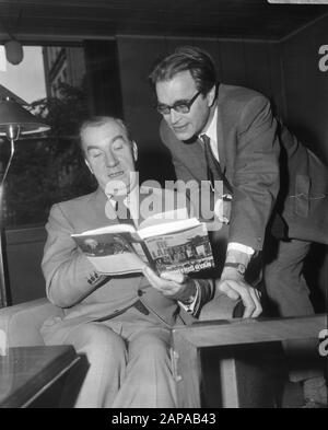 Workbreakfast Dutch Readerskring Description: Le journaliste et historien irlandais-américain Cornelius Ryan avec droit l'écrivain Godfried Bomans Date: 28 septembre 1966 mots clés: Journalistes, écrivains Nom personnel: Bomans, Godfried, Ryan, Cornelius Banque D'Images