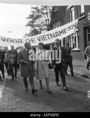 Manifestation à Amsterdam contre la guerre du Vietnam Description: Les manifestants en route vers le consulat américain au Museumplein Date: 16 octobre 1966 lieu: Amsterdam, Noord-Holland mots clés: Démonstrations, bannières Banque D'Images