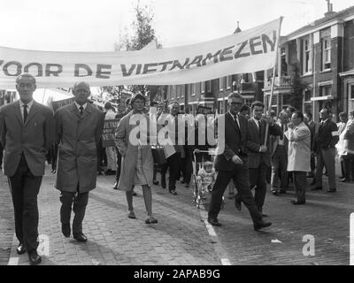 Manifestation à Amsterdam contre la guerre du Vietnam Description: Les manifestants en route vers le consulat américain au Museumplein Date: 16 octobre 1966 lieu: Amsterdam, Noord-Holland mots clés: Démonstrations, bannières Banque D'Images