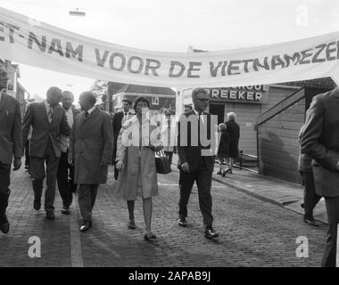 Manifestation à Amsterdam contre la guerre du Vietnam Description: Les manifestants en route vers le consulat américain au Museumplein Date: 16 octobre 1966 lieu: Amsterdam, Noord-Holland mots clés: Démonstrations, bannières Banque D'Images