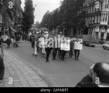 Manifestation à Amsterdam contre la guerre du Vietnam Description: Les manifestants en route vers le consulat américain au Museumplein Date: 16 octobre 1966 lieu: Amsterdam, Noord-Holland mots clés: Manifestations Banque D'Images