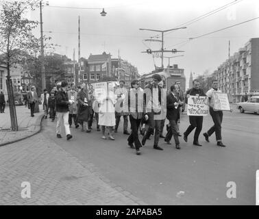 Manifestation à Amsterdam contre la guerre du Vietnam Description: Les manifestants en route vers le consulat américain au Museumplein Date: 16 octobre 1966 lieu: Amsterdam, Noord-Holland mots clés: Manifestations Banque D'Images