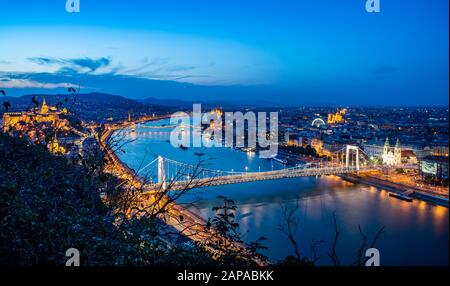 Budapest, Hongrie - 20 août 2019 : vue aérienne du Danube la nuit, montrant les ponts qui relient Buda à Pest. Banque D'Images