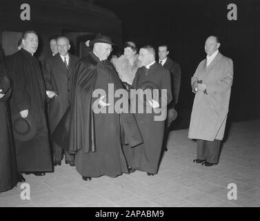 Arrivée Archevêque de Paris Evêque Feltin Hollands Spoor Den Haag en faveur de 25 ans Amitius Catholiques Francaises (avec Papal Nutius$ Date: 24 octobre 1956 lieu: La Haye, Hollande-Méridionale mots clés: Arrivée, Archevêques Nom personnel: Feltin Banque D'Images