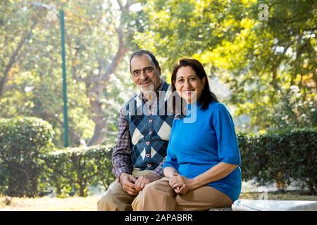 Portrait d'un couple senior souriant au parc Banque D'Images