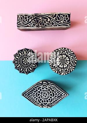 Timbres en bois Creative Flat Lay kalamkari sur fond couleur pastel. Fond plat géométrique en papier couleur pastel bleu et rose avec kalam indien Banque D'Images