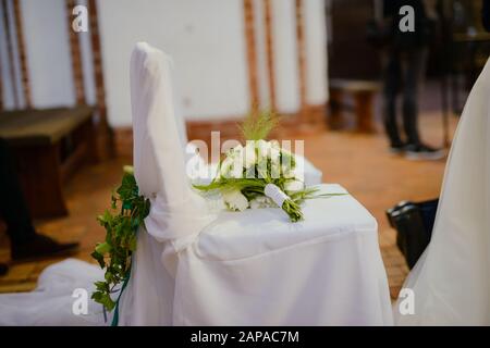 Sanctuaire de l'église avant une cérémonie de mariage. Chaises vides pour la mariée et le marié Banque D'Images