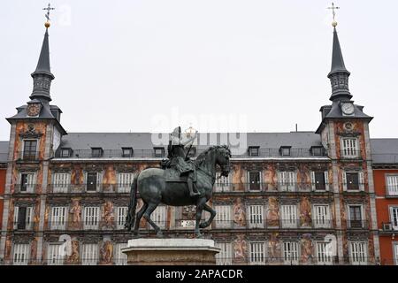 Statue du roi Felipe III XVIIe siècle à cheval sur la place principale de Madrid Banque D'Images