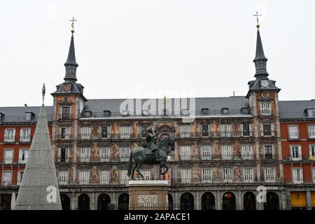 Statue du roi Felipe III XVIIe siècle à cheval sur la place principale de Madrid Banque D'Images