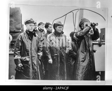 Marine [Marine] Anefo London Series Description: À bord d'un croiseur néerlandais dans le sud-ouest de l'océan Pacifique. Une équipe d'armes à feu prête Date: 1940-1945 mots clés: Équipage, marine, navires de guerre, seconde Guerre mondiale Banque D'Images