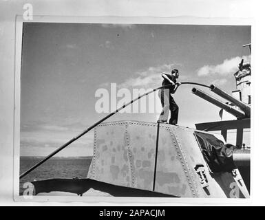 Marine [Marine] Anefo London Series Description: À bord d'un croiseur néerlandais dans le sud-ouest de l'océan Pacifique. Nettoyage des armes Date: 1940-1945 mots clés: Équipages, armes, marine, navires de guerre, seconde Guerre mondiale Banque D'Images