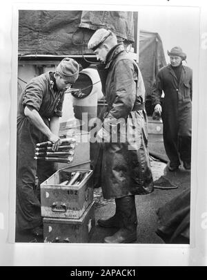 Marine [Marine] Anefo London Series Description: À bord d'un croiseur néerlandais dans le sud-ouest de l'océan Pacifique. Munitions pour armes anti-aéronefs Date: 1940-1945 mots clés: Équipage, marine, navires de guerre, seconde Guerre mondiale Banque D'Images