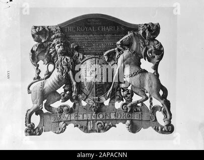P [Portraits/Persons]/Anefo London series Description: Le miroir du Royal Charles avec les armoiries du Royaume-Uni dans le Rijksmuseum d'Amsterdam. Annotation : en 1667, le navire a été conquis par une flotte néerlandaise dirigée par de Ruyter à Chatham. Date : {1940-1945} mots clés : Heraldry, marine, musées, portraits Banque D'Images