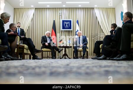 Jérusalem, Israël. 22 janvier 2020. Le président fédéral Frank-Walter Steinmeier (l) et le président israélien Reuven Rivlin se réunissent pour des entretiens au bureau du président israélien. Le président fédéral Steinmeier et son épouse seront en Israël deux jours à l'occasion d'un événement commémoratif commémorant la libération du camp de concentration d'Auschwitz il y a 75 ans. Crédit: Bernd Von Jutrczenka/Dpa/Alay Live News Banque D'Images