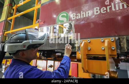 22 janvier 2020, Saxe-Anhalt, Halle: Un employé de Maschinenbau und Service GmbH (MSG) à Ammendorf marque un nouveau transporteur pour le corps de voiture de la classe 481 du S-Bahn Berlin. En 2020 seulement, le chemin de fer remettra à neuf environ 90 véhicules de cette série pour les rendre adaptés pour dix ans de plus. Probablement tous les 20 des 500 voitures doubles montre de graves dommages de corrosion. Ils sont largement réparés au MSG à Halle-Ammendorf, où les voitures ont été construites entre 1997 et 2004. Pour ce faire, des parties des poutres longitudinales doivent être retirées et remplacées. À l'usine de S-Bahn de Berlin, tous les véhicules de Banque D'Images