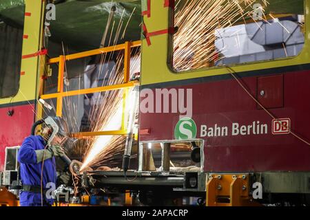 22 janvier 2020, Saxe-Anhalt, Halle: Employé de Maschinenbau und Service GmbH (MSG) à Ammendorf utilise une meuleuse à découper pour couper les pièces métalliques corrodées du faisceau dans un corps de voiture de classe 481 du S-Bahn Berlin. En 2020 seulement, le chemin de fer remettra à neuf environ 90 véhicules de cette série pour les rendre adaptés pour dix ans de plus. Probablement tous les 20 des 500 voitures doubles montre de graves dommages de corrosion. Ils sont largement réparés au MSG à Halle-Ammendorf, où les voitures ont été construites entre 1997 et 2004. Pour ce faire, des parties des poutres longitudinales doivent être retirées et remplacées. Au S-B de Berlin Banque D'Images