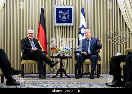Jérusalem, Israël. 22 janvier 2020. Le président fédéral Frank-Walter Steinmeier (l) et le président israélien Reuven Rivlin se réunissent pour des entretiens au bureau du président israélien. Le président fédéral Steinmeier et son épouse seront en Israël deux jours à l'occasion d'un événement commémoratif commémorant la libération du camp de concentration d'Auschwitz il y a 75 ans. Crédit: Bernd Von Jutrczenka/Dpa/Alay Live News Banque D'Images
