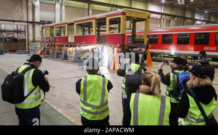 22 janvier 2020, Saxe-Anhalt, Halle: Les journalistes visitent une voiture de classe 481 dans une salle de la Maschinenbau und Service GmbH (MSG) à Ammendorf. En 2020 seulement, le chemin de fer remettra à neuf environ 90 véhicules de cette série pour les rendre adaptés pour dix ans de plus. Probablement tous les 20 des 500 voitures doubles montre de graves dommages de corrosion. Ils sont largement réparés au MSG à Halle-Ammendorf, où les voitures ont été construites entre 1997 et 2004. Pour ce faire, des parties des poutres longitudinales doivent être retirées et remplacées. À l'usine de S-Bahn de Berlin, tous les véhicules de cette série sont rénovés et également sous-tendent Banque D'Images