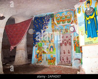 Peintures murales à l'intérieur de l'église Petros rock hewn de Paulos (église inférieure), région du Tigray, Ethiopie. Banque D'Images