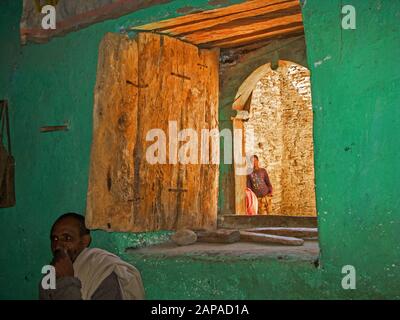 À l'intérieur de l'église de Petros rock hewn de Paulos (église inférieure), région de Tigray, Ethiopie. Banque D'Images