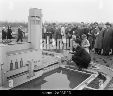 Le maire de Kolfschoten ouvre Madurodam avec le maire Boot Date: 3 avril 1957 lieu: La Haye, Zuid-Holland mots clés: Maires, ouvertures Nom personnel: Kolfschoten, Hans van Banque D'Images