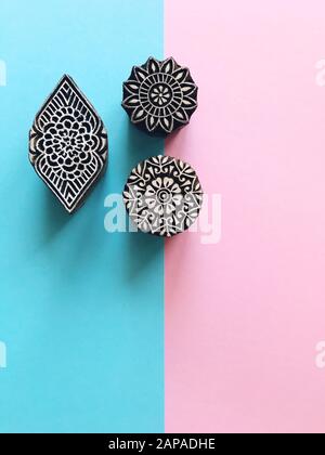 Timbres en bois Creative Flat Lay kalamkari sur fond couleur pastel. Fond plat géométrique en papier couleur pastel bleu et rose avec kalam indien Banque D'Images