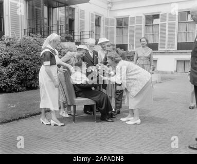 Personnes âgées défilé pour la reine Juliana à Soestdijk Date: 19 juin 1957 lieu: Soestdijk, Utrecht mots clés: Queen, défilés Nom du personnage: Juliana (Reine Pays-Bas), Juliana, Queen Banque D'Images