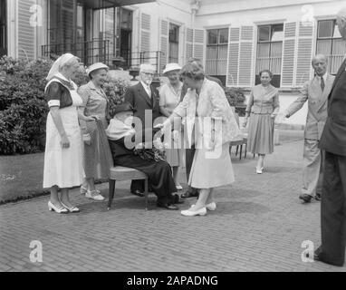 Personnes âgées défilé pour la reine Juliana à Soestdijk Date: 19 juin 1957 lieu: Soestdijk, Utrecht mots clés: Queen, défilés Nom du personnage: Juliana (Reine Pays-Bas), Juliana, Queen Banque D'Images