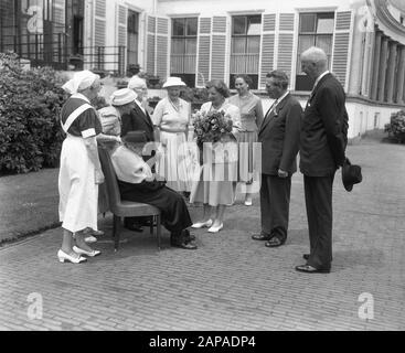 Personnes âgées défilé pour la reine Juliana à Soestdijk Date: 19 juin 1957 lieu: Soestdijk, Utrecht mots clés: Queen, défilés Nom du personnage: Juliana (Reine Pays-Bas), Juliana, Queen Banque D'Images