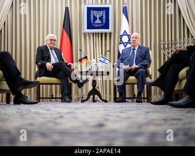 Jérusalem, Israël. 22 janvier 2020. Le président fédéral Frank-Walter Steinmeier (l) et le président israélien Reuven Rivlin se réunissent pour des entretiens au bureau du président israélien. Le président fédéral Steinmeier et son épouse seront en Israël deux jours à l'occasion d'un événement commémoratif commémorant la libération du camp de concentration d'Auschwitz il y a 75 ans. Crédit: Bernd Von Jutrczenka/Dpa/Alay Live News Banque D'Images