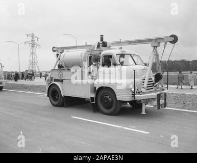 Ouverture du tunnel de Velser par la reine Juliana Description: Le petit camion de grue de Bedford, construit par Geesink à Weesp, est destiné au service dans le Velsertunnel Date: 28 septembre 1957 lieu: IJmuiden, Noord-Holland, Velsen mots clés: Camions de grue, nom de l'établissement de trafic: Velsertunnel Banque D'Images