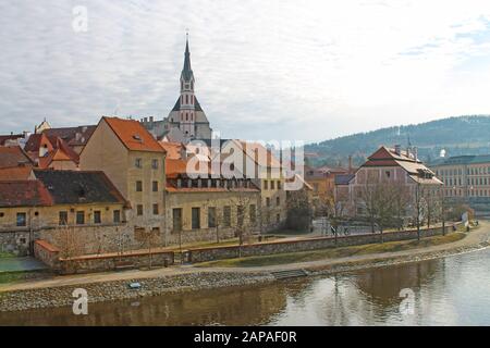 Paysage urbain avec vue sur la rivière et l'église Saint-Vitus à Cesky Krumlov. République tchèque. Banque D'Images