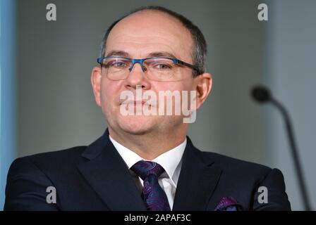 20 janvier 2020, Thuringe, Gotha: Knut Kreuch, Lord Mayor de la ville royale de Gotha et vice-président du conseil d'administration de la Fondation du château de Friedenstein Gotha, est assis sur le podium lors d'une conférence de presse au Musée Ducal. Après le vol il y a environ 40 ans, cinq peintures de première classe sont présentées à nouveau à Gotha. Les photos ont été considérées comme perdues après le vol mystérieux en 1979. En 2018, ils ont été proposés à la vente par l'intermédiaire d'un avocat de la Stiftung Schloss Friedenstein. En septembre 2019, les travaux ont finalement été remis. Maintenant, après la fin des enquêtes sur leur Banque D'Images