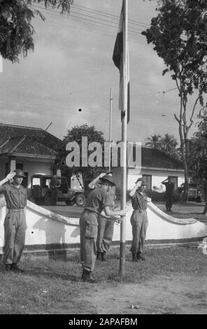 Retrait des troupes néerlandaises de Solo, Gondang Winangoe et Klaten Description: Le drapeau néerlandais est repassé Date: 12 novembre 1949 lieu: Indonésie, Java, Néerlandais- Inde Banque D'Images