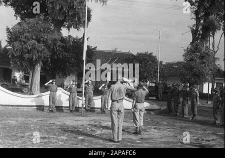 Retrait des troupes néerlandaises de Solo, Gondang Winangoe et Klaten Description: Le drapeau néerlandais est repassé Date: 12 novembre 1949 lieu: Indonésie, Java, Néerlandais- Inde Banque D'Images