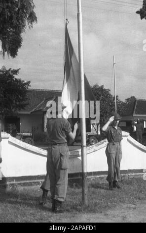 Retrait des troupes néerlandaises de Solo, Gondang Winangoe et Klaten Description: Le drapeau néerlandais est repassé Date: 12 novembre 1949 lieu: Indonésie, Java, Néerlandais- Inde Banque D'Images