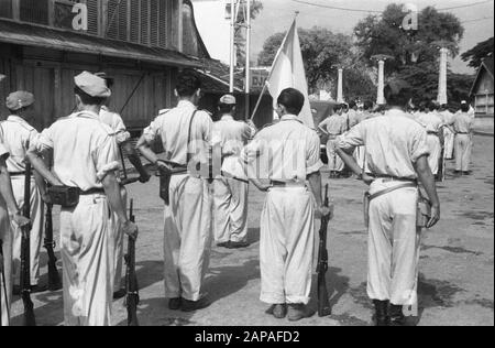 Retrait des troupes néerlandaises de Solo, Gondang Winangoe et Klaten Description: Divisions les soldats de l'INT s'arrêtent et se tiennent dans la posture précédée d'un porteur standard Date : 12 novembre 1949 lieu : Indonésie, Java, Hollandais East Indies Banque D'Images