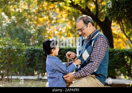 Grand-père affectueux jouant avec son petit-fils au parc Banque D'Images