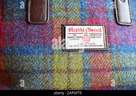 Gros plan sur le sac à main Harris Tweed avec motif tartan. Étiquette d'authenticité visible. Banque D'Images