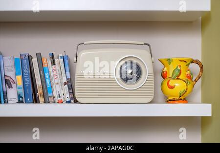 radio de brousse vintage dans l'intérieur de la maison Banque D'Images