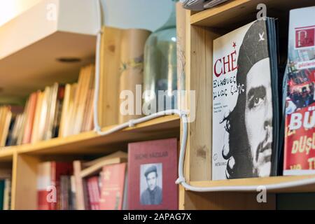 Un vieux livre grec sur le Che Guevara sur une étagère en bois. Banque D'Images