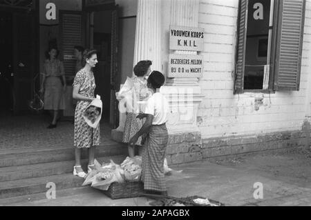 Batavia le premier jour de la 2ème action de police Description: Batavia. La vie continue normalement, malgré toute la gravité de ce jour, le corps des femmes (UK) voulait avoir une fleur dans les chambres. Date : 19 Décembre 1948 Lieu : Batavia, Indonésie, Java, Hollandais East Indies Banque D'Images