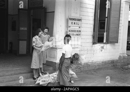 Batavia le premier jour de la 2ème action de police Description: Batavia. La vie continue normalement, malgré toute la gravité de ce jour, le corps des femmes (UK) voulait avoir une fleur dans les chambres. Date : 19 Décembre 1948 Lieu : Indonésie, Antilles Néerlandaises De L'Est Banque D'Images