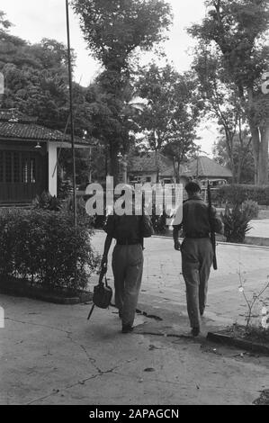 Batavia le premier jour de la 2ème action de police Description: Batavia. Préparé pour tout, mais heureusement, ce n'était pas nécessaire. Date : 19 Décembre 1948 Lieu : Batavia, Indonésie, Java, Hollandais East Indies Banque D'Images