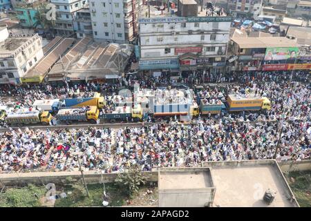 Bichwa jtema10Jan.,2020 Dhaka Bangladesh les femmes des dévotés offrent des prières à Jum'a le premier jour de l'Ijtema sur les rives du fleuve Turag, dans Banque D'Images